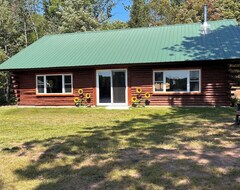 Entire House / Apartment Eureka Lake Log Cabin Retreat (Mellen, USA)