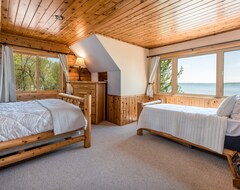 Casa/apartamento entero Family Lakefront: Luxe Log Cabin W/sandy Beach, Sauna, & Panoramic Views (Miltona, EE. UU.)