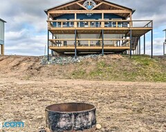 Hele huset/lejligheden Upscale Riverfront Home With Beach And Fire Pit! (Glenwood, USA)