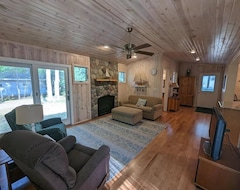 Entire House / Apartment Cozy Woodside Lake Escape Minutes From Lake Huron (Au Gres, USA)