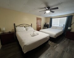 JI7, A Queen Guest Room at the Joplin Inn at entrance to the resort Hotel Room (Mt Ida, USA)