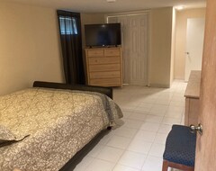 Hele huset/lejligheden One Bedroom Walk Down With Private Entrance ,ten Minutes From Jfk Airport. (Queens, USA)