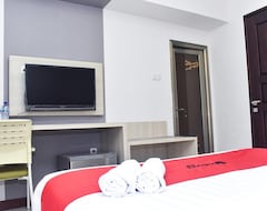 Hotel RedDoorz Plus near Stasiun TVRI Surabaya (Surabaya, Indonezija)