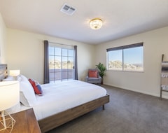 Casa/apartamento entero Breathtaking Views W/ Hot Tub + Game Room! Sleeps 12 (Yucca Valley, EE. UU.)