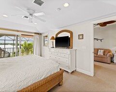Entire House / Apartment Private Beachfront Estate With Outdoor Dining Area, Pool With Spa, Wifi, Theater (Nokomis, USA)
