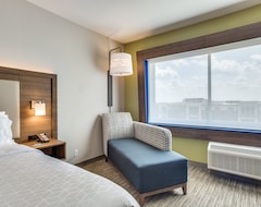 Holiday Inn Express & Suites - Denton South, An Ihg Hotel (Denton, USA)