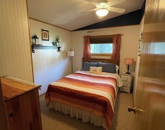 Entire House / Apartment The Cabin at Lake Francis (Elysian, USA)