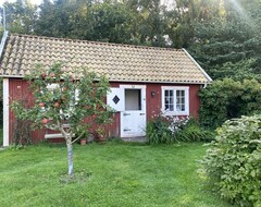 Toàn bộ căn nhà/căn hộ Cozy Red Guest Cottage In Vejbystrand Near The Beach | Se01069 (Vejbystrand, Thụy Điển)