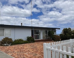 Toàn bộ căn nhà/căn hộ McCallum House - comfortable, 3 bedroom, sea views (Binningup, Úc)