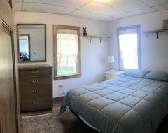 Entire House / Apartment Down East Maine: Gardner Lake Living - Sunshine Cabin (East Machias, USA)