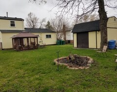 Entire House / Apartment Cozy 6 Bedroom Home Located 14 Miles From Detroit Metro Airport. (East Detroit, USA)