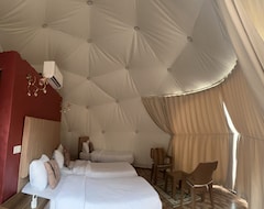 Hotel Luxury Purple Bubble Tents (Wadi Rum, Jordan)