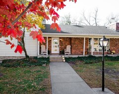 Entire House / Apartment Beautifully Renovated 3,800 Sq Ft House In Between 2 Lakes In The Topeka Metro (Lyndon, USA)
