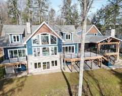 Entire House / Apartment Percy Lake Stunner! (Haliburton, Canada)