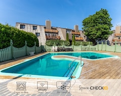 Toàn bộ căn nhà/căn hộ Le Nid | Terrace & Bbq | Swimming Pool & Sauna (Beaupré, Canada)