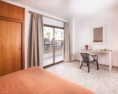 Otel Apartamentos Bahia (Santa Eulalia, İspanya)