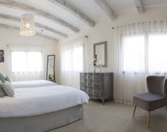 Bed & Breakfast Luxury Mas In The Provencal Vineyards with a housekeeper and heated pool (Le Castellet, Francuska)