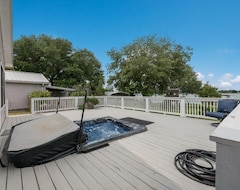 Toàn bộ căn nhà/căn hộ Lakefront Property With A Pool & Hot Tub! (Groesbeck, Hoa Kỳ)