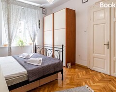 Toàn bộ căn nhà/căn hộ Aristocratic 2bdrm Central Apartment (Varna, Bun-ga-ri)