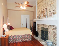 Koko talo/asunto 19 Broad: True Pied-a-terre With 2 King Bedrooms, Living Room, Kitchen & Dining (Charleston, Amerikan Yhdysvallat)