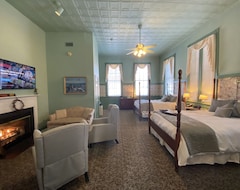 Romantic Boutique Hotel / Bed And Breakfast - Schoolhouse Suite (Lee, USA)