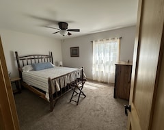 Toàn bộ căn nhà/căn hộ Newly Remodeled Cozy 2-bedroom Home In Quiet Neighborhood (Grayling, Hoa Kỳ)