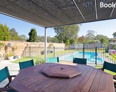 Toàn bộ căn nhà/căn hộ Spacious House With Pool - 5 Min Walk To Lake (Gorokan, Úc)