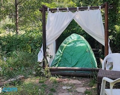 Kamp Alanı Tente dans gazebo thai dans jardin en bord de riviere (Saint-André-de-Valborgne, Fransa)