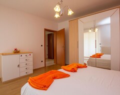 Tüm Ev/Apart Daire 6 Bedroom Accommodation In Nedescina (Sveta Nedelja, Hırvatistan)