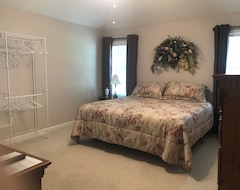 Toàn bộ căn nhà/căn hộ Spacious 3-bedroom Home: Your Private Retreat Master Suite W/king Bed & Jacuzzi (Oakland, Hoa Kỳ)