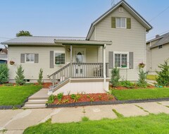 Casa/apartamento entero Dog-friendly Manistee Home With Deck, 2 Mi To Beach! (Manistee, EE. UU.)