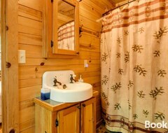 Casa/apartamento entero Serene Balsam Grove Cabin With Porch And Hot Tub! (Balsam, EE. UU.)