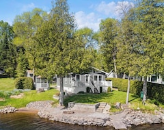 Toàn bộ căn nhà/căn hộ Newly Renovated Luxury Cottage Right On Water With Private Beach (Petawawa, Canada)