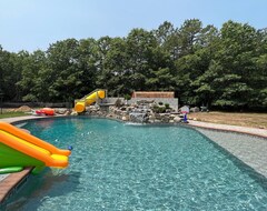Toàn bộ căn nhà/căn hộ 20 Minutes From The Hamptons! Quiet 4 Bedroom Getaway With Pool. (Holtsville, Hoa Kỳ)