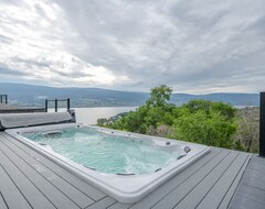 Cijela kuća/apartman Glitz & Glamour - Gorgeous Summerland Home With Pool, Hot Tub & Views! (Summerland, Kanada)