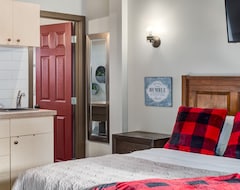 Entire House / Apartment Family-friendly 1 Brcozy & Budget Friendly (Canmore, Canada)