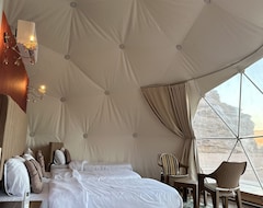 Hotelli Luxury Purple Bubble Tents (Wadi Rum, Jordania)