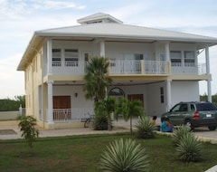 Toàn bộ căn nhà/căn hộ Beautiful, Modernly Furnished 5 Bedroom 4 Bathroom Lakefront Vacation Home - Bze (Ladyville, Belize)