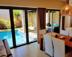 New Villa 3 Bedrooms 150m2 + Hotel Services + Breakfast + Pool + Private Beach (Grand Baie, Mauricijus)