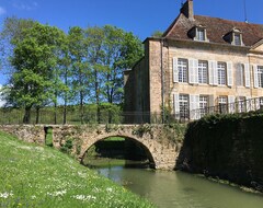 Tüm Ev/Apart Daire Outbuildings And Private Tower Of A 12th / 18th Century Castle (Villegusien-le-Lac, Fransa)