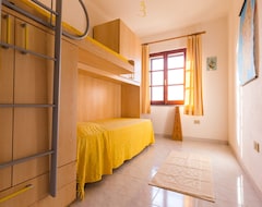 Toàn bộ căn nhà/căn hộ Three-room Apartment With Veranda Overlooking The Sea (Budoni, Ý)