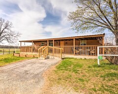 Casa/apartamento entero New! Bartlesville Cabin W/pool & Hot Tub! (Bartlesville, EE. UU.)