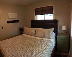 Entire House / Apartment Lakefront Cottage Escape Pet Friendly 2-bedroom (Six Lakes, USA)