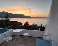 Koko talo/asunto A Modern Villa In A Unique Setting With Stunning Views. The Real Greece. (Trizonia Island, Kreikka)