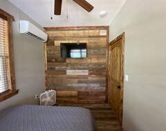 Toàn bộ căn nhà/căn hộ Cozy Rustic Cabin With All The Extras. (Crofton, Hoa Kỳ)