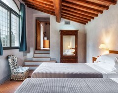 Toàn bộ căn nhà/căn hộ Villa Just 14 Km To Florence, 8 Bedrooms. Private Garden, Pool Heated And Wi-fi (Rignano sull'Arno, Ý)