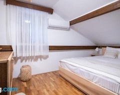Koko talo/asunto Stunning Home In Rokovci With Wifi And 2 Bedrooms (Vinkovci, Kroatia)