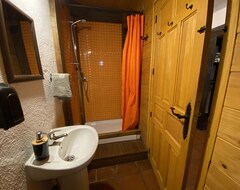 Hotel Twin Ensuite Room In A Cosy Guesthouse In A Small Village (Quéntar, España)