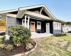 Entire House / Apartment Historic Charmer In Ardmore, With Breakfast Nook And Formal Dining. (Ardmore, USA)