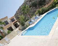Casa/apartamento entero Villa de tres dormitorios, gran piscina privada, jardín. A solo 200 metros de la playa (Pissouri, Chipre)